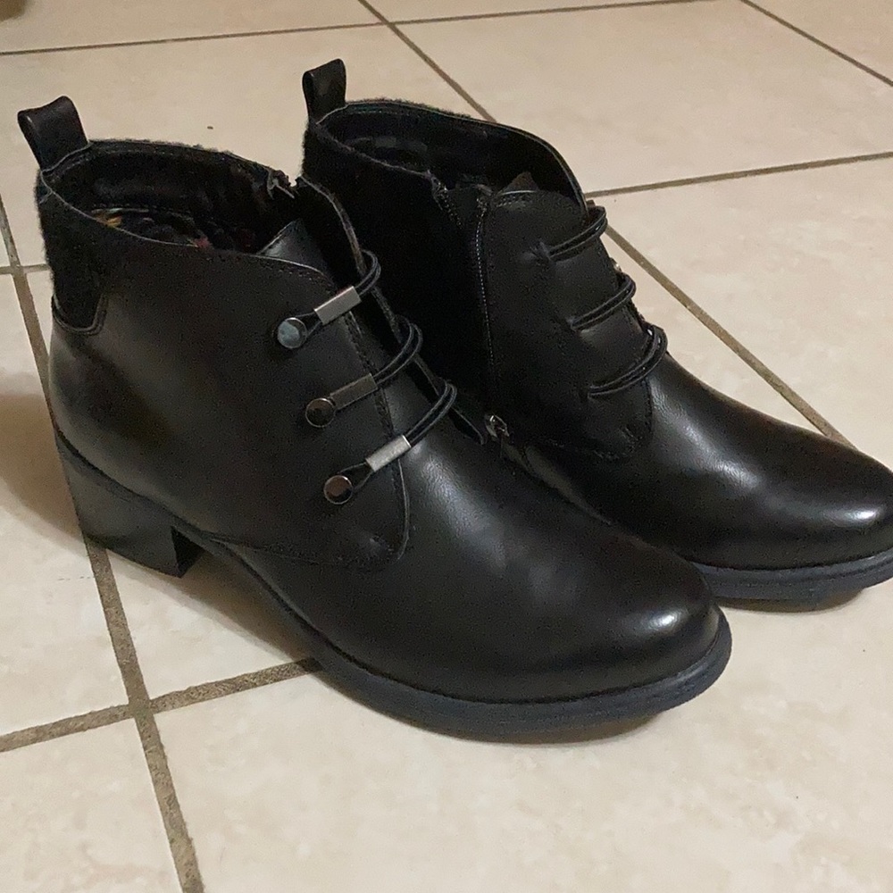 WANDERLUST Black Booties